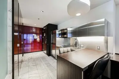 Image de Svs: Strip View Studio | Open Balcony | Full Size Fridge | Palms Place