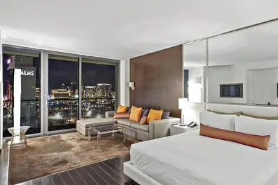 Image de Svs: Strip View Studio | Open Balcony | Pool & Gym | Palms Place