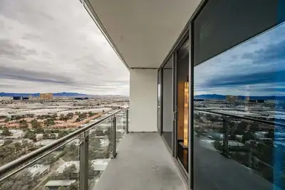 Image de Svs: High Floor Strip View Studio | Open Balcony | Palms Place