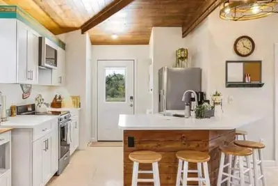 Image de Private Cozy Modern Southwest Style Casita