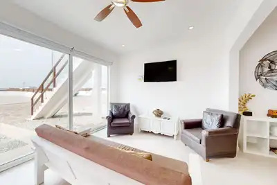 Image de Dog-friendly beachfront retreat with rooftop deck, pool, hot tub, & kitchen