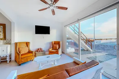 Image de Dog-friendly villa with heated outdoor pool, hot tub, streaming, balcony, grill