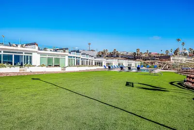 Image de Dog-friendly home 3 rows to beach with rooftop deck, pool, hot tub, & kitchen