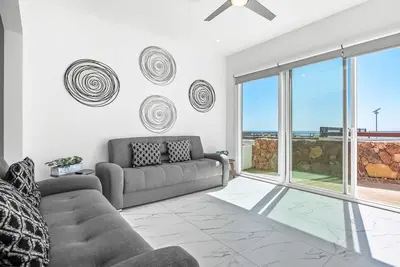 Image de Dog-friendly home with heated pool, hot tub, partial ocean views, & balcony