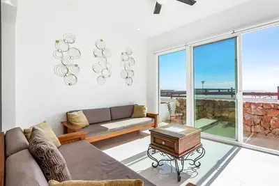 Image de Bright dog-friendly home with heated pool, hot tub, streaming, & ocean views