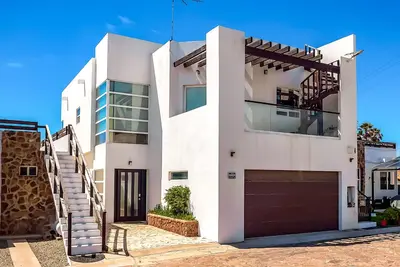 Image de 2-story dog-friendly villa with outdoor pool, patio, 2 balconies, streaming, Ac
