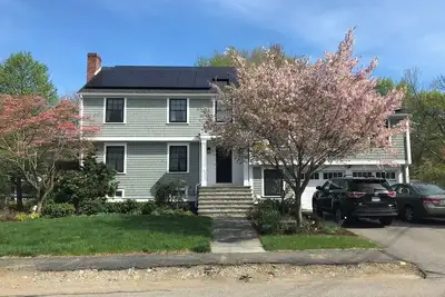 Image de Beautiful, spacious family-perfect 5-bdrm home w Ac -train to Boston, World Cup