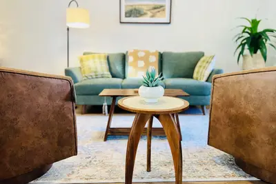 Image de Cozy Mid Century Modern 2br King/Queen Bed 1Bath