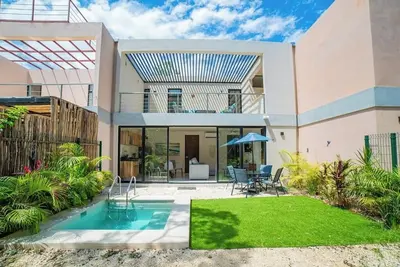 Image de Inviting condo with plunge pool, patio, fitness area, & kitchenette