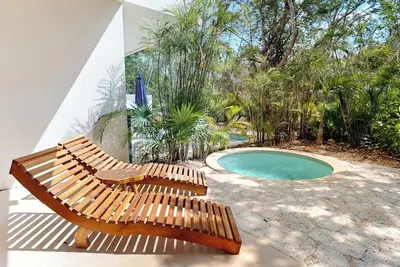 Image de Inviting dog-friendly apartment with pool, fitness area, balcony, & W/D