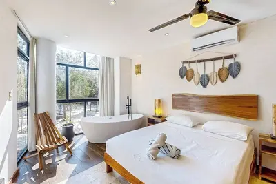 Image de Ground-floor apt near downtown Tulum with rooftop pool, gym, soaking tub, & Ac
