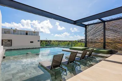 Image de Elegant condo with rooftop lounge, outdoor pool & fitness center access