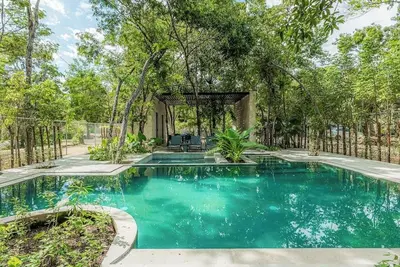 Image de Cozy jungle retreat with pool, lush garden & serene atmosphere