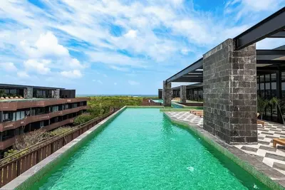 Image de Family-friendly coastal condo with rooftop pool, fire pits & market