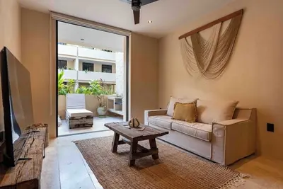 Image de Modern jungle escape with rooftop pool, gym access & private balcony