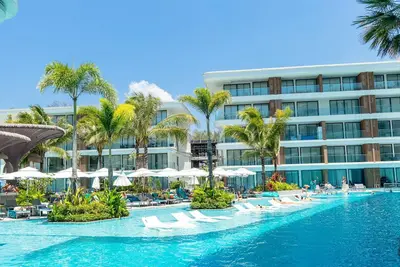 Image de Unit 2303 Beachfront | Pool-Facing + Sea View