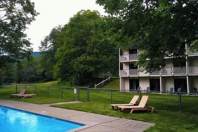 Image de Four Season Condo:  seasonal pool, ski, hike, bike & golf