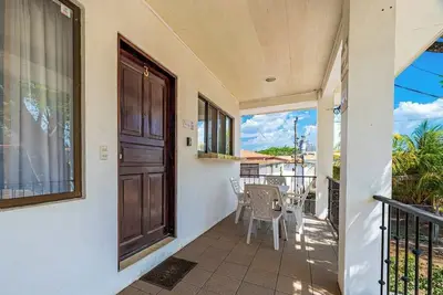 Image de Charming second-floor apartment with high-speed Wi-Fi, Netflix & pool