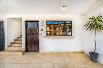Image de Charming, accessible apartment with high-speed Wi-Fi, Netflix & outdoor pool