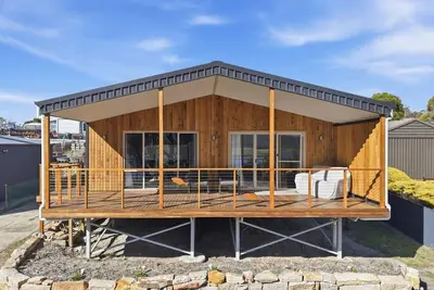 Image de Tranquil Escape by the Water