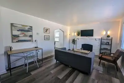 Image de Renovated 2br Home with Parking & Fenced Yard – Minutes to Downtown Pittsburgh