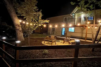 Image de Modern Oak Adventure Retreat • 3br + Fire Pit+ Sleeps 7-Pet Friendly