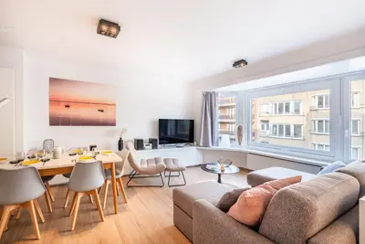 Image de Appartement rénové avec vue latérale sur la mer.