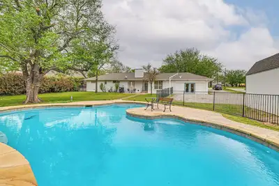 Image de Private Yard + Outdoor Pool: Spacious Prosper Home