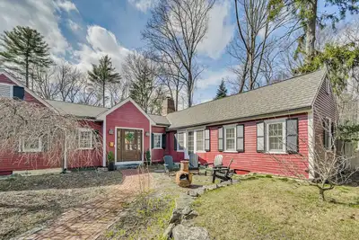 Image de 4 Mi to Noannet Pond: Pet-Friendly Home w/ Yard