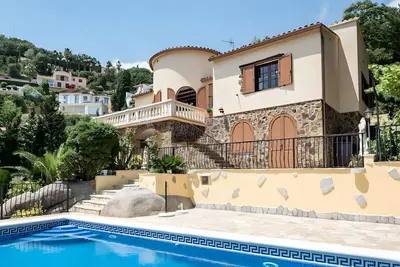 Image de Maison avec vue magnifique dans un quartier paisible