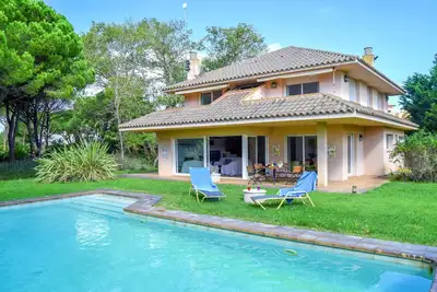 Image de Villa avec piscine à côté du golf
