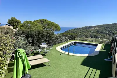 Image de Villa avec piscine et vues spectaculaires sur la mer