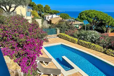 Image de Superbe villa avec piscine et vues spectaculaires sur la mer