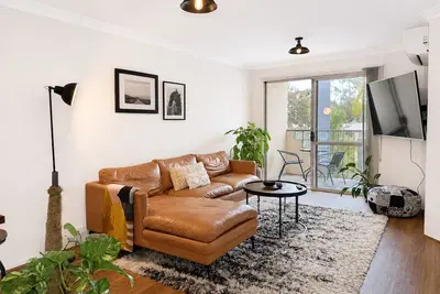 Image de Stylish two-bedroom, resort-style apartment for up to four guests, five minutes from Fremantle city centre. Unwind with a king bed, two private balconies, shared pool, fast Wi-Fi, split-system air-conditioning and heating, and free undercover parking