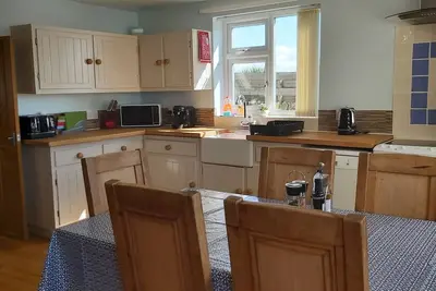 Image de Coastal 2 Bedroom Cottage in Chwilog – Family and Pet Friendly Getaway