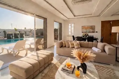 Image de Vie Méditerranéenne Majestueuse - • Chambres 4 • Couchage 10 • Piscine Privée