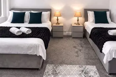 Image de Comfortable 4-Bed Home 8 Beds Pets Welcome Sleeps 9