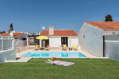 Image de Villa Jacaranda, 300 meters from the beach.