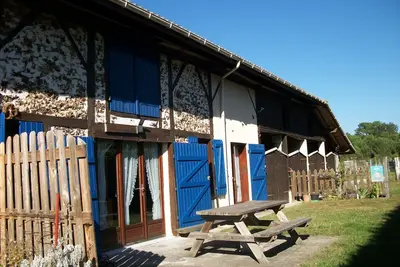 Image de bienvenu au  gîte l'hirondelle  maison landaise en pierres des landes