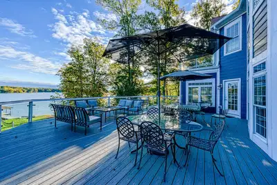 Image de Lakefront home with private hot tub, WiFi, fun rec room, & beach area