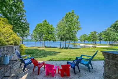 Image de Beautiful waterfront townhouse w/ perfect location, fireplace & WiFi