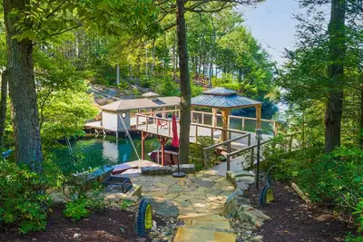 Image de Lakefront home with granite counters, fireplace, lake views, & dock