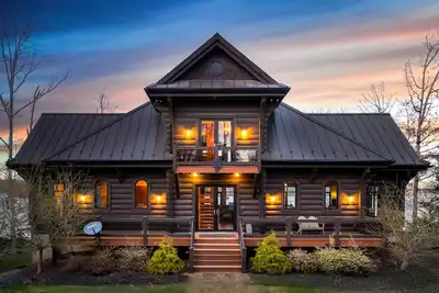 Image de Lakefront Cabin w/ Hot Tub, Boat Dock, WiFi, a Game Room & Firepit - Dogs Ok