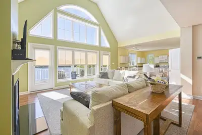 Image de Dog-friendly, lakefront home with private dock, 2 kayaks, decks & game room