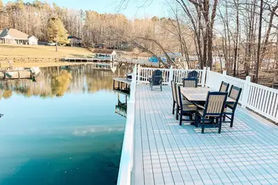Image de Lakefront - Brand-new hot tub, dock, kayaks, Sup, game room & firepit