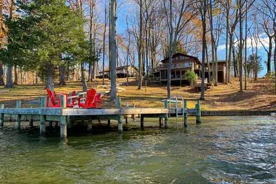 Image de Lovely lakefront home with private brand-new dock, game room, beach, boat access
