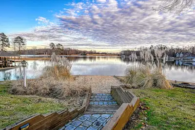 Image de Lake Anna Waterfront Oasis w/ firepit, boat dock, dog friendly