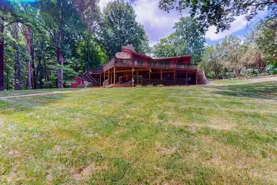 Image de Lakefront retreat w/private dock, fast WiFi, gas grill & central Ac, dogs