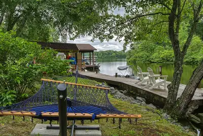 Image de Dog-Friendly lakefront home with dock, game room, kayaks, hot tub, & firepit