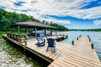 Image de Lakefront home in private location with dock, firepit, game room & Pickleball